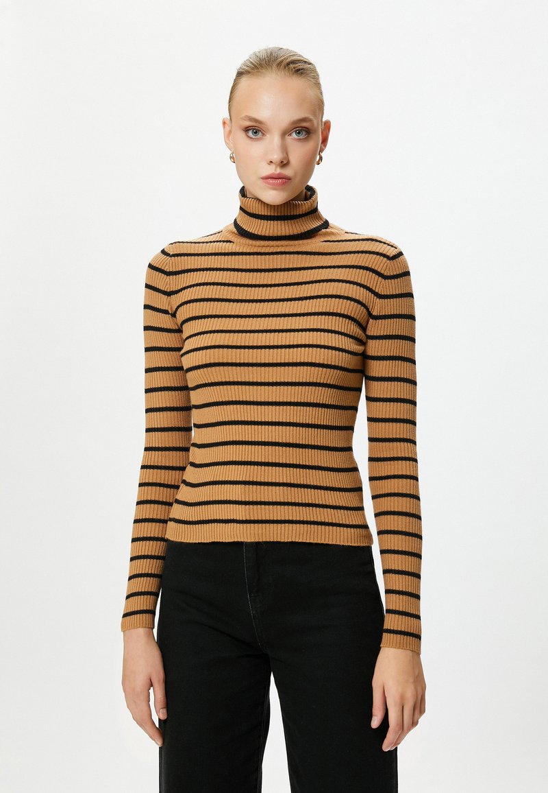Brauner, gerippter Rollkragenpullover mit schwarzen horizontalen Streifen. Figurbetontes Design, lange Ärmel und einfarbiger Rücken, kombiniert mit schwarzen Hosen.