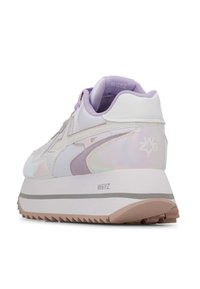 Sneaker bianco con accenti iridescenti, dettagli viola, collo imbottito e suola spessa e robusta. Presenta un logo prominente e sovrapposizioni testurizzate.