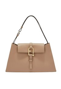 Sac à main structuré beige avec une finition en cuir lisse, une fermeture à rabat, des accessoires dorés et une longue bandoulière réglable.