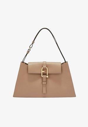 Sac à main structuré beige avec une finition en cuir lisse, une fermeture à rabat, des accessoires dorés et une longue bandoulière réglable.