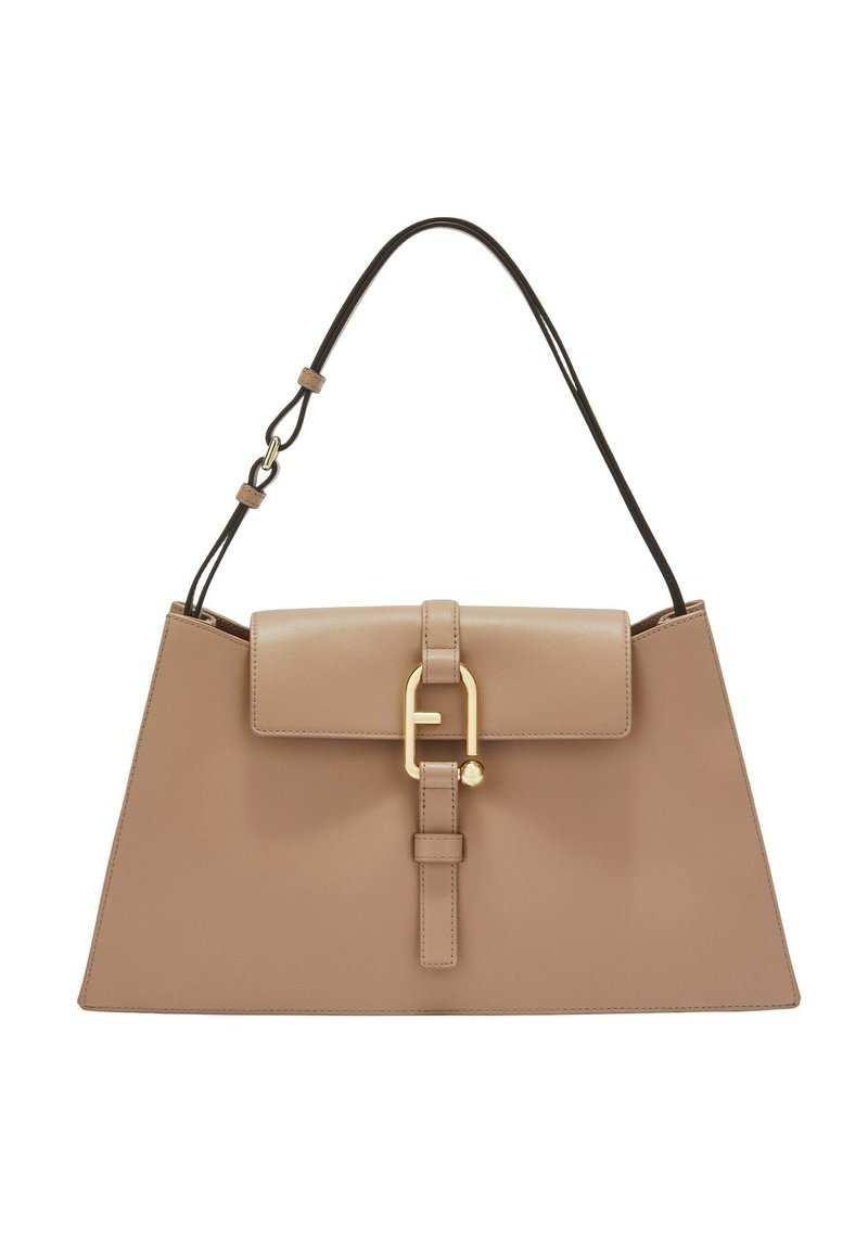 Sac à main structuré beige avec une finition en cuir lisse, une fermeture à rabat, des accessoires dorés et une longue bandoulière réglable.