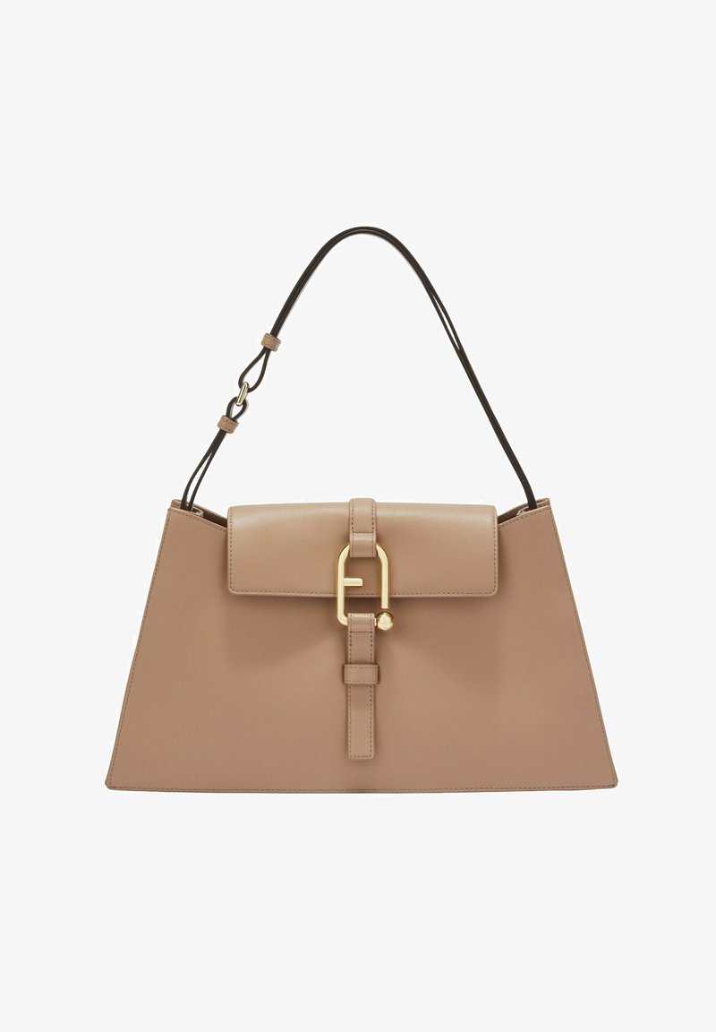 Borsa strutturata beige con una finitura in pelle liscia, chiusura a patta, accessori in tonalità oro e una lunga tracolla regolabile.