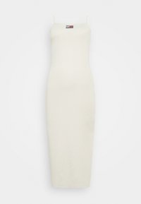 Bílá, přiléhavá midi šaty s tenkými ramínky, vyrobené z měkké látky. Obsahují malou barevnou nášivku na oblasti hrudníku. Hladký povrch.