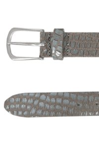 Grå strukturerad läderbälte med ett krokodilsmönster, med en silverfärgad metallspänne och matchande ögla, ändarna avsmalnade med släta kanter.