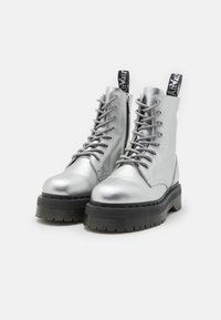 Dr. Martens Stivaletti con plateau - silver-coloured