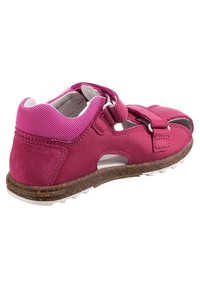 Różowe skórzane klapki z siateczkowymi akcentami, otwartym designem, regulowanymi paskami, teksturowaną gumową podeszwą oraz wzmocnionymi detalami szwów.