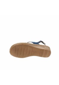 Suola in gomma marrone con un motivo testurizzato, materiale superiore blu, fibbia regolabile e design a zeppa. Taglia contrassegnata come 37.