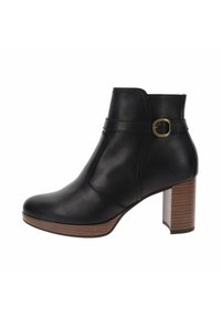 Zwarte leren enkelboot met een ronde neus, detail van een zijriem en een middelhoge houten blokhak. Gladde oppervlakte met stiksels.