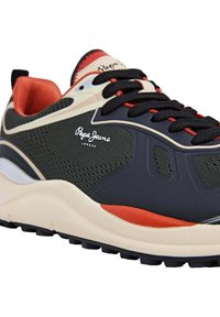 Tennisekingad tumerohelise võrkmaterjaliga pealmise osa, mustade ja beežide rõhutustega, punaste detailide ning mustade paeltega. Omaduseks on tekstuuriga tallapõhi haarduvuse jaoks.