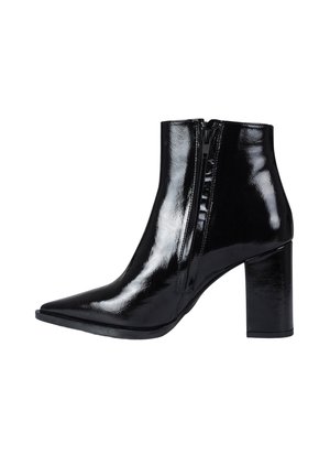 Stivaletti alla caviglia in vernice nera con punta a punta, superficie testurizzata, cerniera laterale e tacco a blocco spesso.