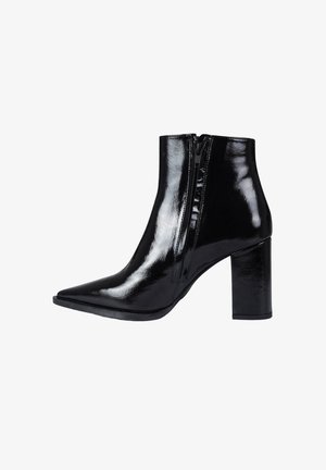 Stivaletti alla caviglia in vernice nera con punta a punta, superficie testurizzata, cerniera laterale e tacco a blocco spesso.