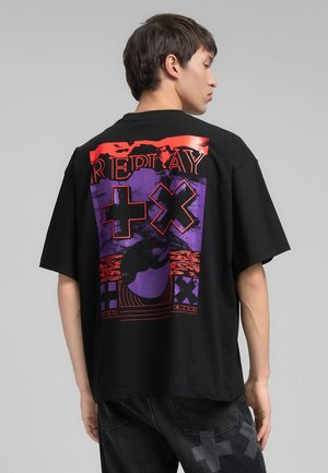 T-shirt nera oversize con una grafica colorata sul retro con testo "REPLAY", accenti in contrasto di viola e arancione, e design astratti.