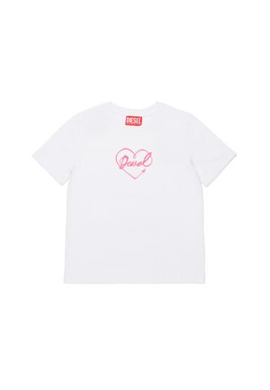 Biała bawełniana koszulka z krótkim rękawem, z różowym sercem i strzałą jako grafiką, logo na środku oraz czerwoną metką marki Diesel na szyi.