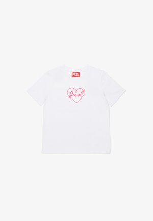 Biała bawełniana koszulka z krótkim rękawem, z różowym sercem i strzałą jako grafiką, logo na środku oraz czerwoną metką marki Diesel na szyi.