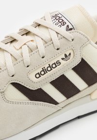 adidas Originals TREZIOD 2 UNISEX - Sneakers - white/dark brown/alumina