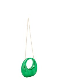 Grøn plastik håndtaske med en cirkulær udskæring, glat overflade og en guldkæde-rem. Har et unikt skulpturelt design.
