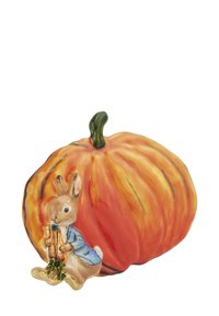 Keramička figura zeca u plavoj jakni, sjedi pored velikog narančastog bundeva s zelenim naglascima i detaljnom teksturom.