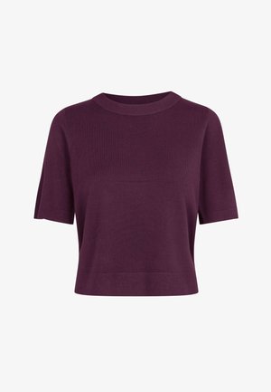Pull à manches courtes, col rond en violet profond, avec une texture tricotée lisse et une coupe décontractée avec un ourlet discret.