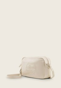 Borsa in ecopelle crema con una texture liscia, forma rettangolare, logo impressa sul fronte e una tracolla removibile per il trasporto.