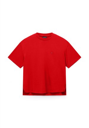 Jednobarevné červené tričko s krátkými rukávy, kulatým výstřihem, malým logem na hrudi a rozparky na bocích u lemu.
