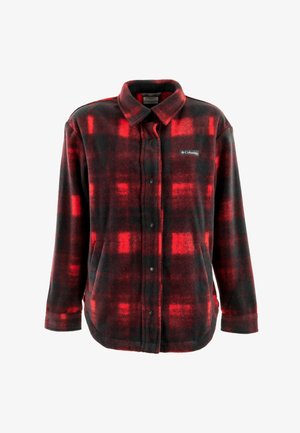 Camisa de franela a cuadros rojos y negros con mangas largas, cierre frontal de botones y dos bolsillos laterales. Textura suave y diseño de ajuste regular.