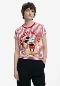 Rød- og hvidstribet kortærmet T-shirt med et stort trykt Mickey Mouse-design i levende farver. Rund halsudskæring, afslappet pasform.