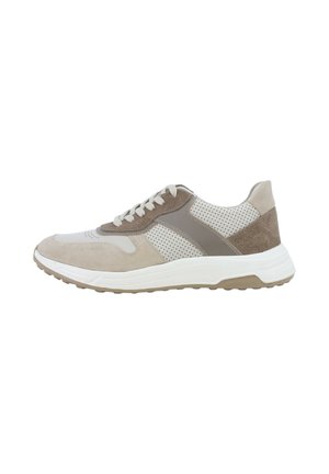 Sneaker beige e taupe a taglio basso con dettagli in pelle traforata, sovrapposizioni in camoscio, suola spessa bianca e lacci bianchi visti di lato.