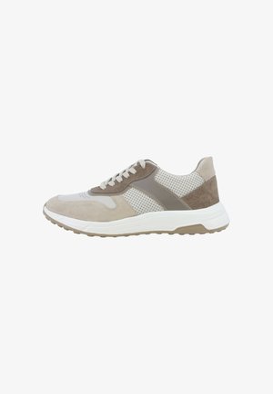 Sneaker beige e taupe a taglio basso con dettagli in pelle traforata, sovrapposizioni in camoscio, suola spessa bianca e lacci bianchi visti di lato.