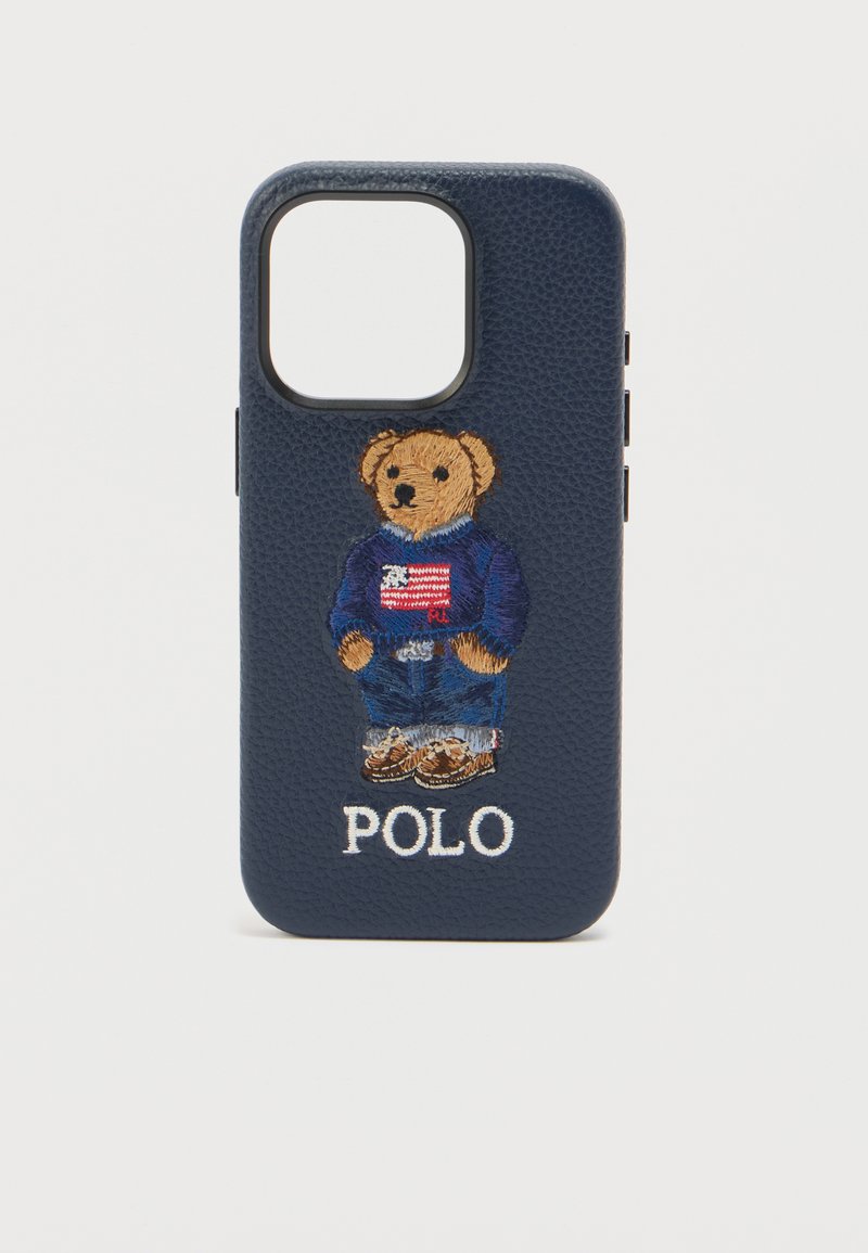 Θήκη τηλεφώνου Navy με κεντητή αρκούδα που φορά τζιν, μπλε πουλόβερ με αμερικανική σημαία και κείμενο "POLO" κάτω από την αρκούδα.