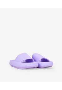 Sandali a infradito viola con punta aperta, superiore testurizzato, larghe cinghie e suola spessa. Realizzati in materiale morbido e flessibile per il massimo comfort.