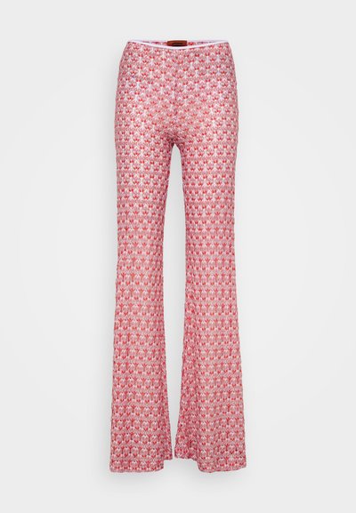 Rdeče široke hlače z cvetličnim vzorcem, ki vključujejo oprijet pas in teksturirano tkanino. Oblikovanje vključuje več odtenkov rdeče.