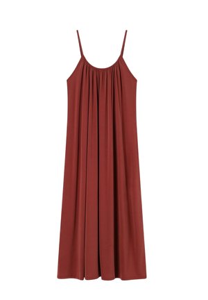 Robe longue sans manches couleur rouille avec fines bretelles et détail froncé au niveau de l'encolure, fluide jusqu'à l'ourlet.