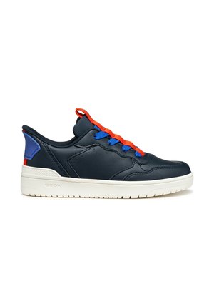 Baskets navy avec des lacets rouges et bleus, semelle blanche, et des détails texturés sur les côtés, avec un logo sur la languette.