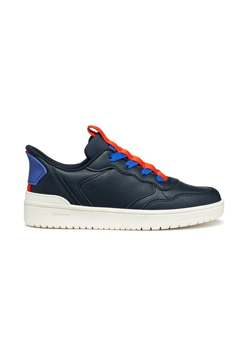 Baskets navy avec des lacets rouges et bleus, semelle blanche, et des détails texturés sur les côtés, avec un logo sur la languette.