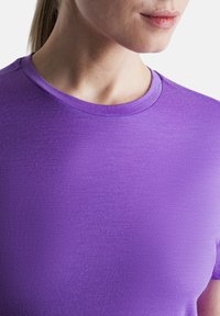 icebreaker MER 150  LITE III - Sports T-shirts - MEDIUM PURPLE