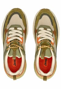 Sneakers con tomaia in rete e camoscio verde e beige, dettagli arancioni e lacci bianchi. Suola in gomma testurizzata con interno rosso.