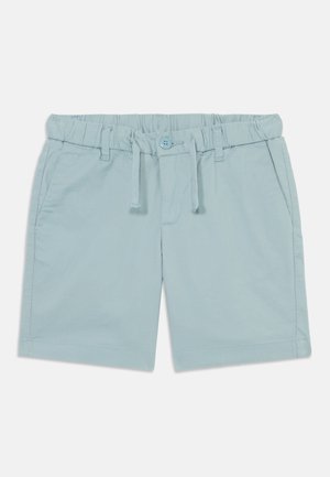 Hellblaue Kinder-Shorts mit verstellbarem elastischem Bund, Knopfverschluss, Kordelzug und Seitentaschen auf flachem Hintergrund.