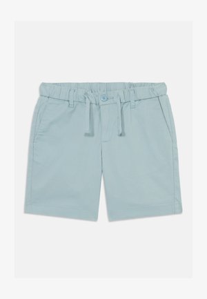Hellblaue Kinder-Shorts mit verstellbarem elastischem Bund, Knopfverschluss, Kordelzug und Seitentaschen auf flachem Hintergrund.