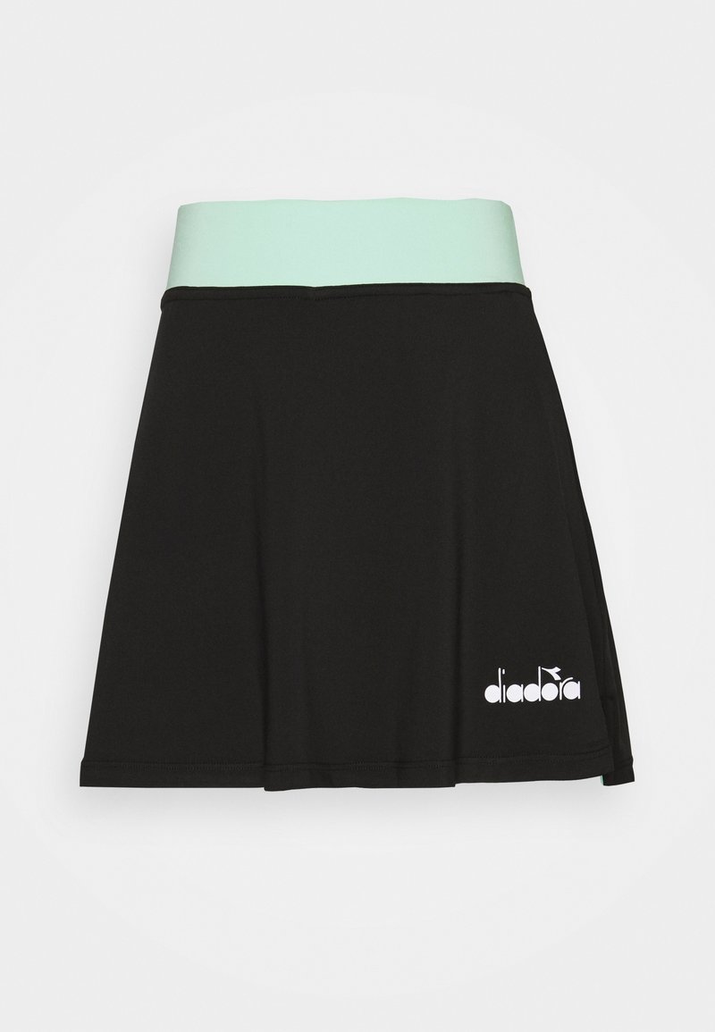 Falda atlética negra con una cintura de un suave tono verde menta, hecha de material elástico. Presenta un logo blanco impreso en el lado inferior.