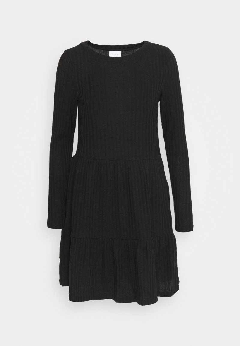 Robe noire à manches longues avec texture en maille côtelée, taille cintrée et jupe évasée à volants, présentée sur fond blanc.