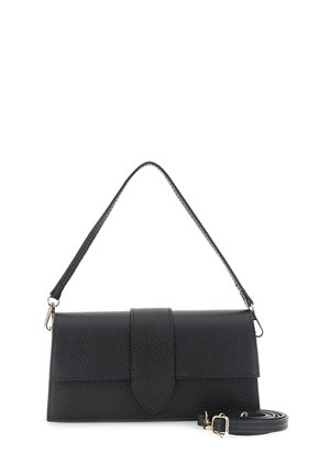 Sort tekstureret læderhåndtaske med klaplukning, kort skulderrem og en ekstra aftagelig justerbar rem, der er rullet sammen ved siden af.