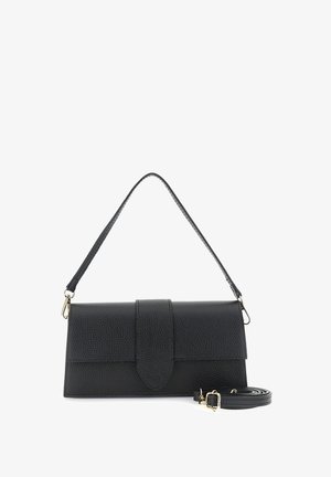 Sac à main en cuir noir texturé avec fermeture à rabat, courte bandoulière attachée, et une sangle supplémentaire amovible et réglable enroulée à côté.