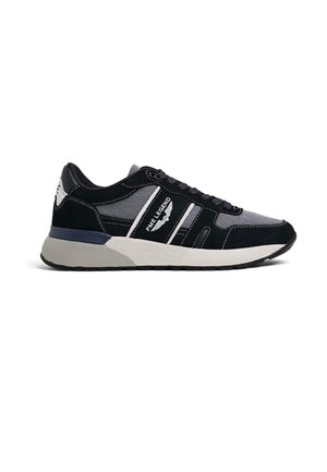 Zwarte en grijze sneaker met witte zool, vetersluiting en "PME Legend" logo aan de zijkant, weergegeven op een witte achtergrond.