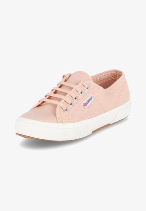 Helle pinke Leinenschuhe mit Gummisohle, ausgestattet mit sechs metallischen Ösen, weißen Schnürsenkeln und einem kleinen, markierten Logo an der Seite.