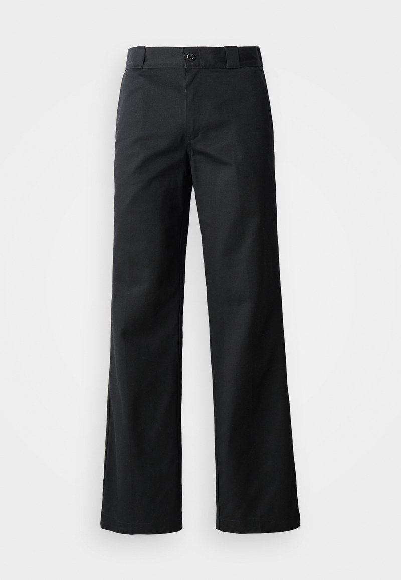 Schwarze weit geschnittene Hose aus glattem Stoff. Mit Knopfverschluss, Gürtelschlaufen und Seitentaschen. Sauber geschnittene, taillierte Silhouette.