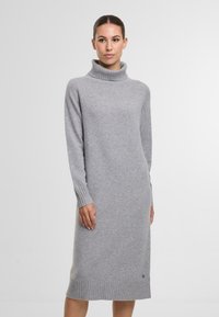 Graues Strickkleid mit einem gerippten hohen Kragen und Bündchen, mittellang, mit einer glatten Textur und subtiler Markenkennung am Saum.