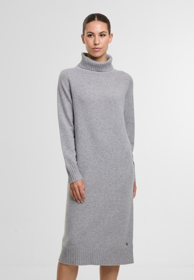 Graues Strickkleid mit einem gerippten hohen Kragen und Bündchen, mittellang, mit einer glatten Textur und subtiler Markenkennung am Saum.