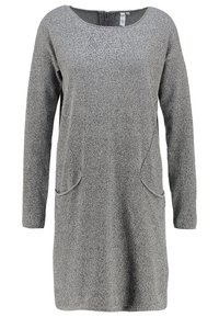 Robe à manches longues en maille texturée grise avec encolure ronde et deux poches courbes à l'avant, longueur genou.