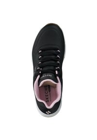 Zapatilla deportiva negra con acentos rosas, parte superior perforada, seis ojetes para los cordones, cuello acolchado y suela blanca con textura en el tread.