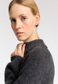 Selected Femme Pletené šaty - volcanic ash